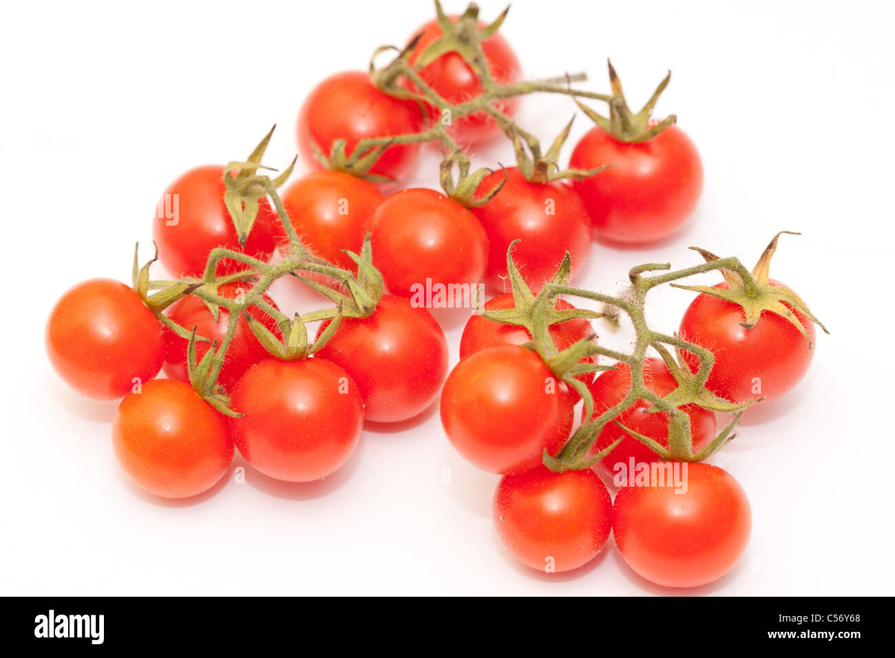Closeup shot de tomates cereza madura aislado en blanco Foto de stock