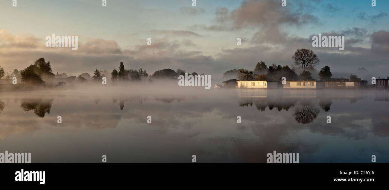 Los Países Bajos, Weesp, Casas Flotantes en el río llamado Vecht en la niebla de la mañana al amanecer. Foto de stock