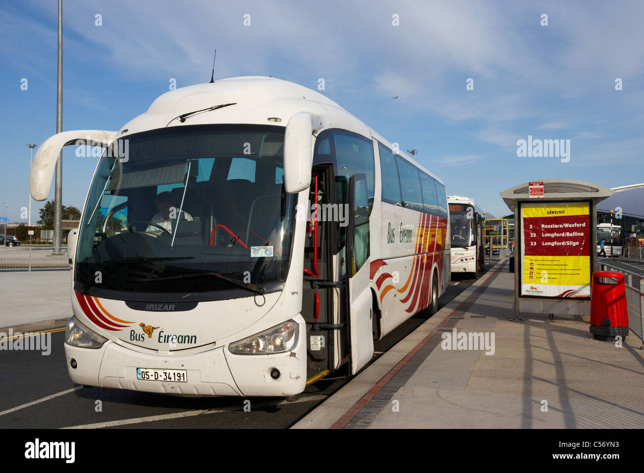 Bus eireann autobuses irlandés en la parada de la terminal del aeropuerto  de Dublín, República de Irlanda, Europa Fotografía de stock - Alamy