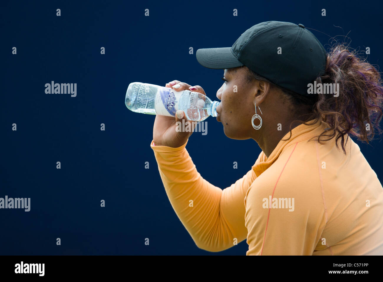 Serena Williams de Estados Unidos beber agua embotellada durante la sesión de práctica. Foto de stock
