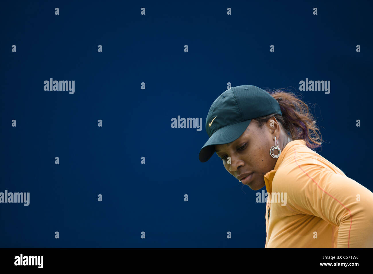 Sábado 11.06.2011. Aegon International Tennis Tournament, Eastbourne, East Sussex. Serena Williams de EE.UU. practica en corte Foto de stock