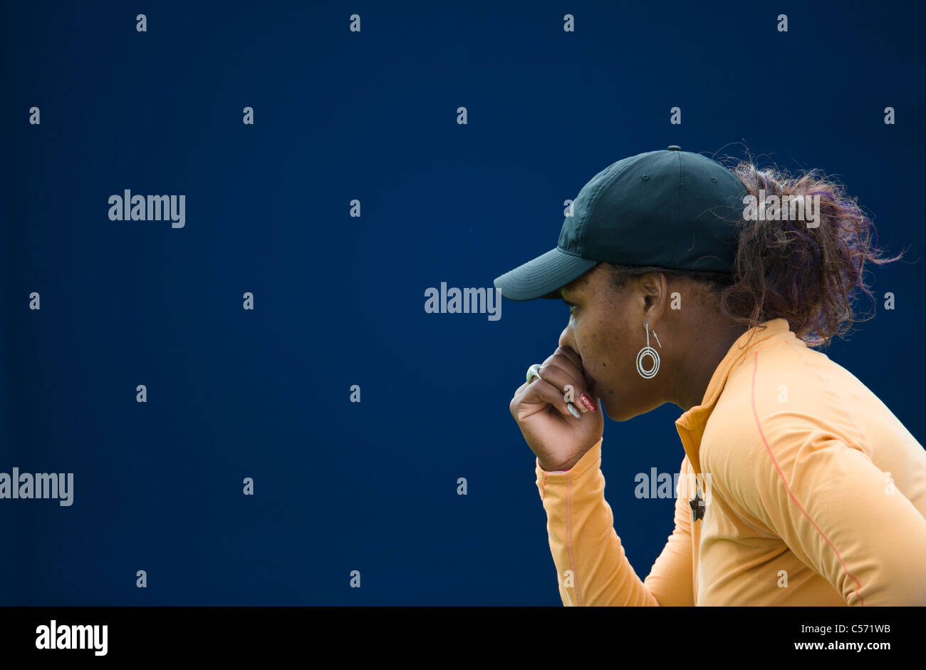 Sábado 11.06.2011. Aegon International Tennis Tournament, Eastbourne, East Sussex. Serena Williams de EE.UU. practica en corte Foto de stock