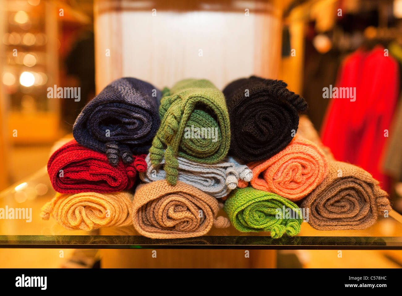 Bufandas coloridas hechas de lana de alpaca para la venta como recuerdos en  una tienda en la calle principal de Puno Lima JR Fotografía de stock - Alamy