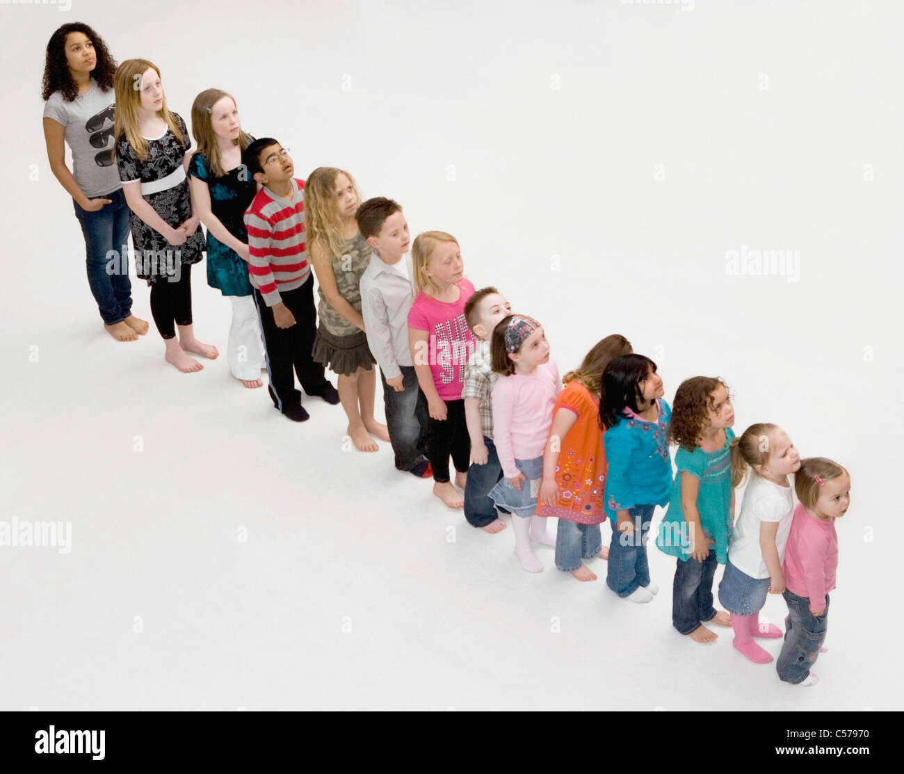 Los niños de pie en una fila Fotografía stock - Alamy
