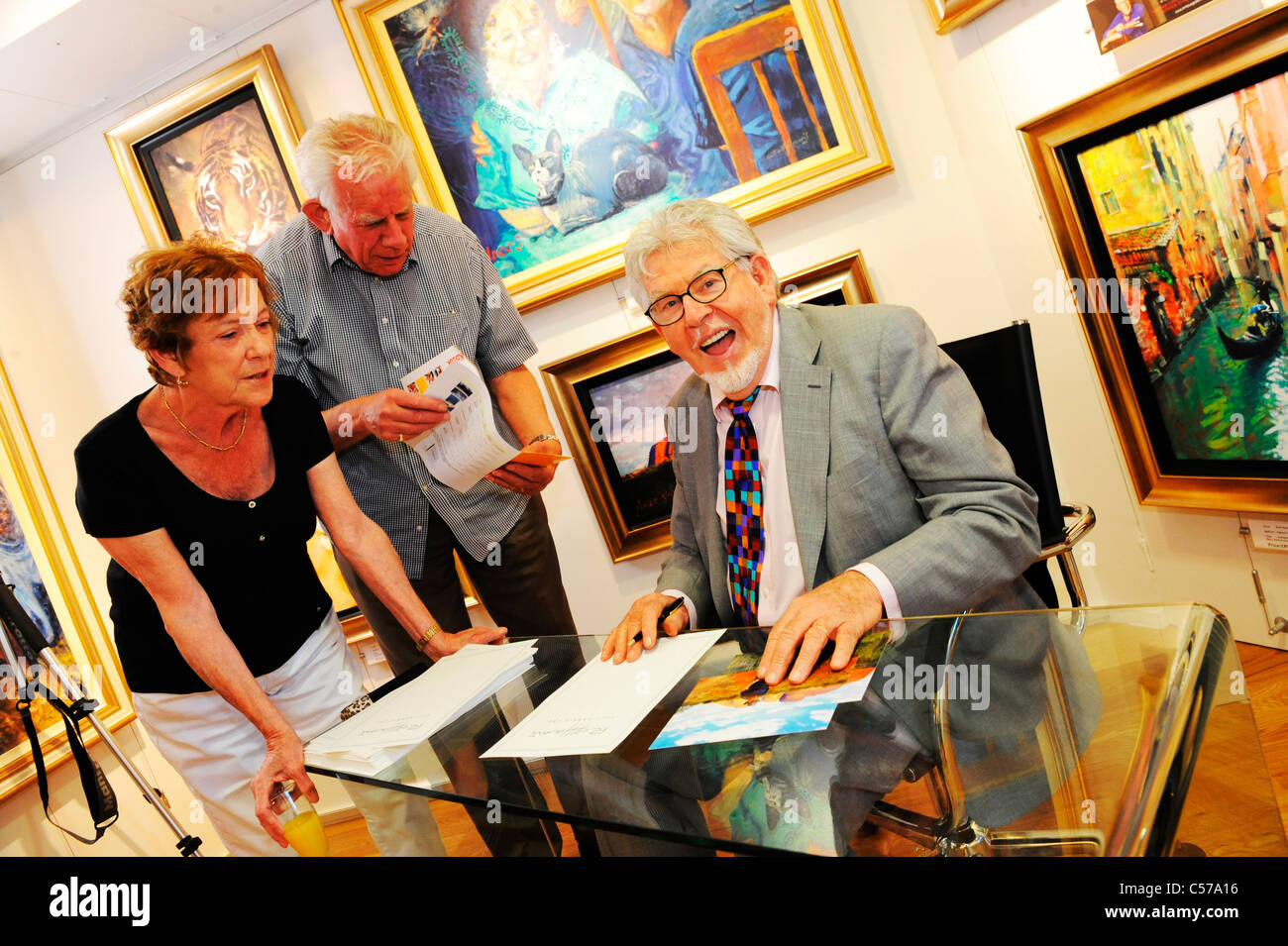 Rolf Harris en una firma de libros en una galería de arte en Windsor Foto de stock