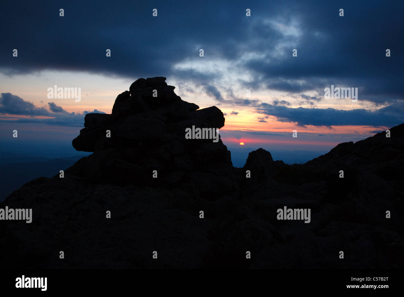 Silueta de mojón de rocas a lo largo de los Apalaches cerca del Monte Barro en las Montañas Blancas de New Hampshire, EE.UU. Foto de stock