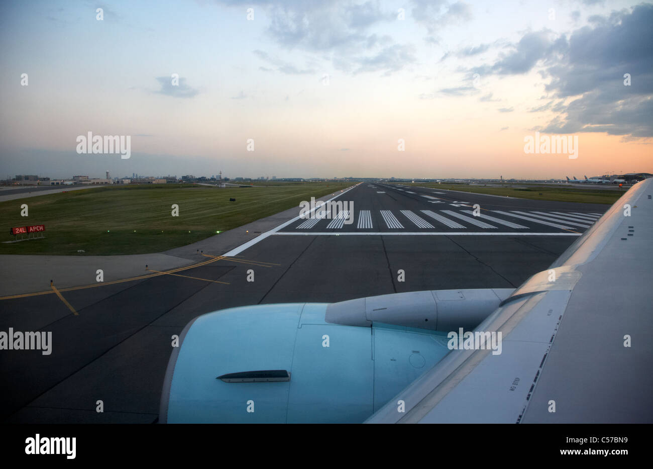 Los aviones de air canada pasado de rodadura pista de aterrizaje en el Aeropuerto Internacional Lester B. Pearson de Toronto Ontario Canada Foto de stock