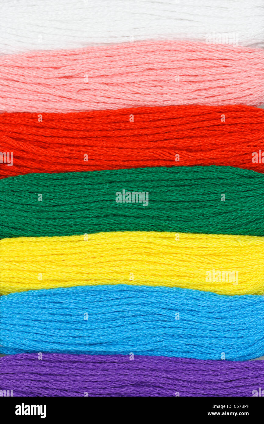 Cerca de bordados multicolores hilos antecedentes Foto de stock