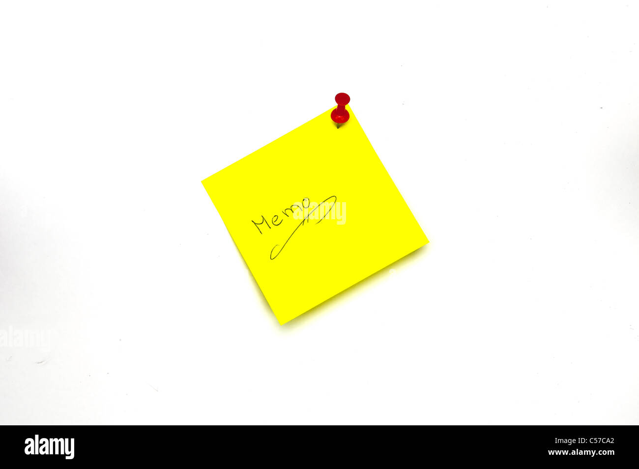 Un bloc de notas de color amarillo con una aguja pin rojo Foto de stock