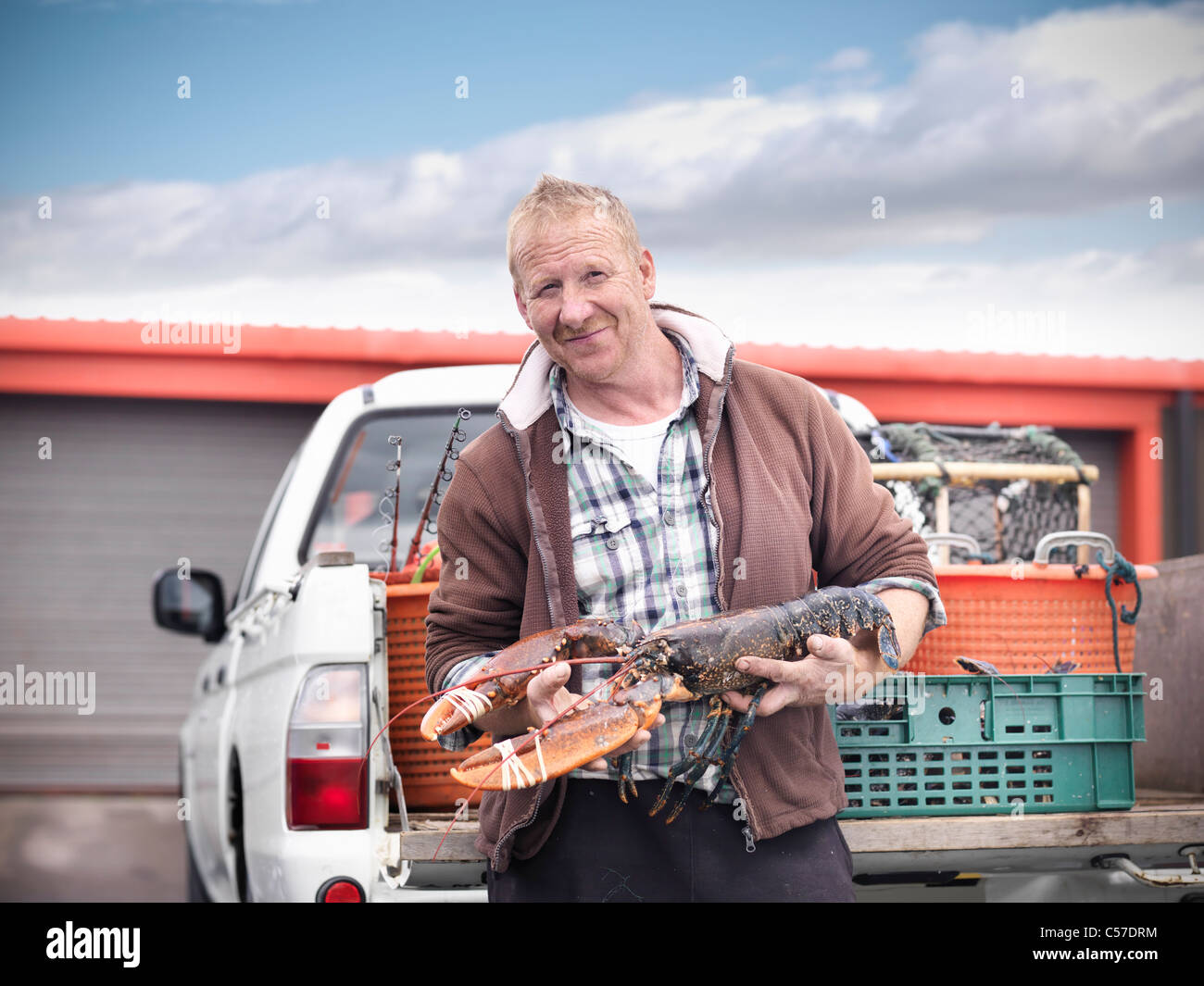 Pescadores de langosta holding por camión Foto de stock