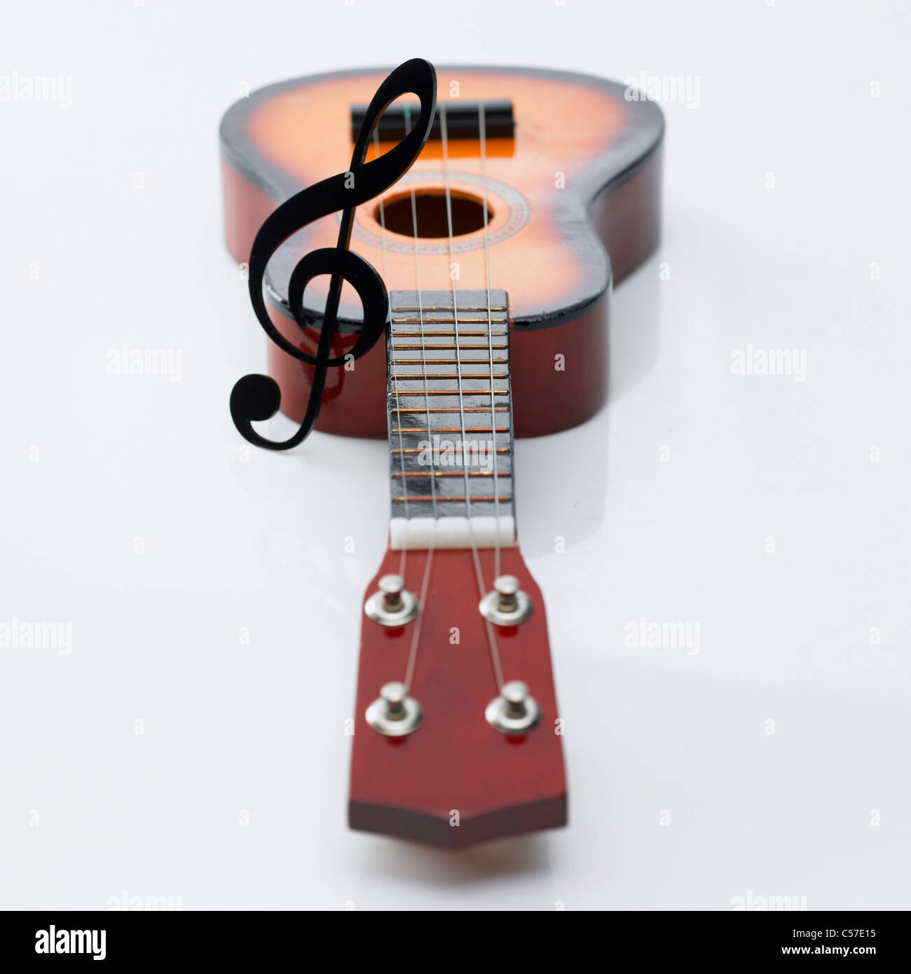 Con la nota musical de la guitarra en miniatura Fotografía de stock - Alamy