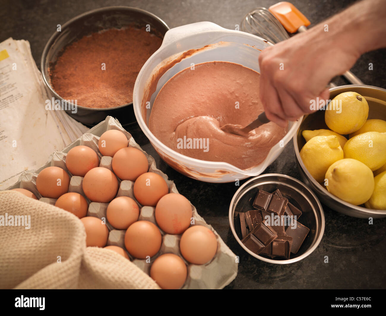 Pastel ingredientes y en el contador Foto de stock