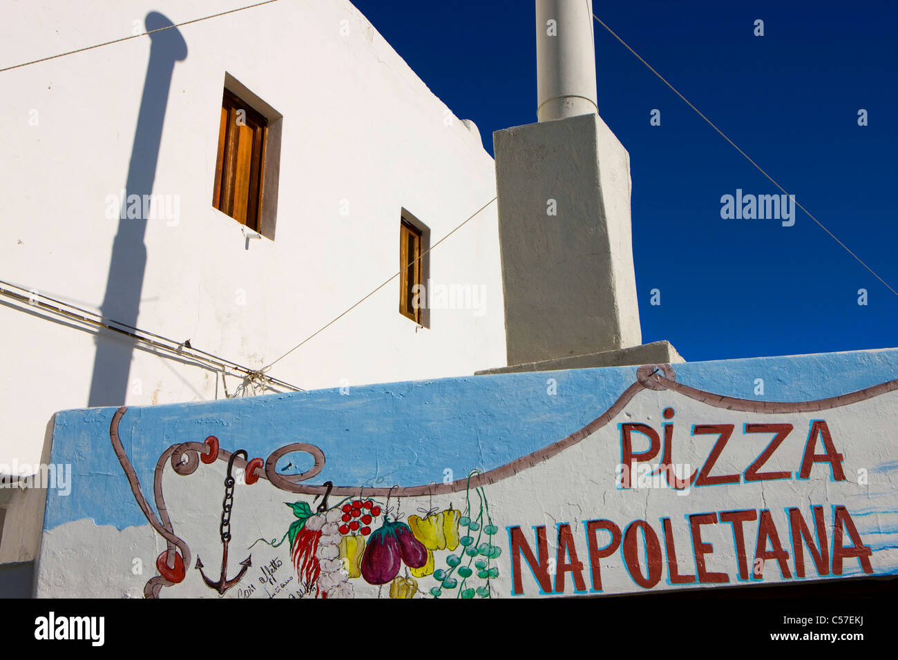 Stromboli, Italia, Europa, islas Lipari, la isla, la isla, el volcán, el humo, la aldea, casas, casas, restaurante Foto de stock