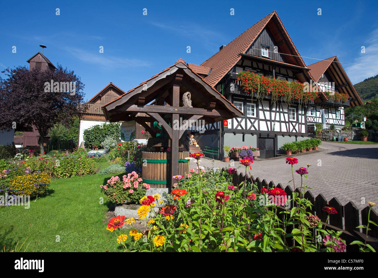 Bauernhaus und Bauerngarten, Blumengarten en Sasbachwalden, agricultor casa y jardín de flores Foto de stock