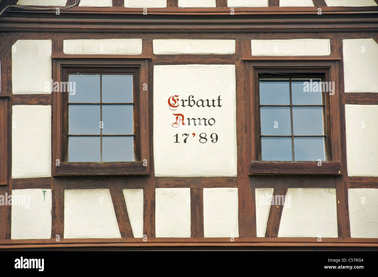 Detalle de una casa antigua con fachwerk o entramado en la ciudad de Haslach, Schwarzwald, Baden-Wurttemberg, Alemania Foto de stock