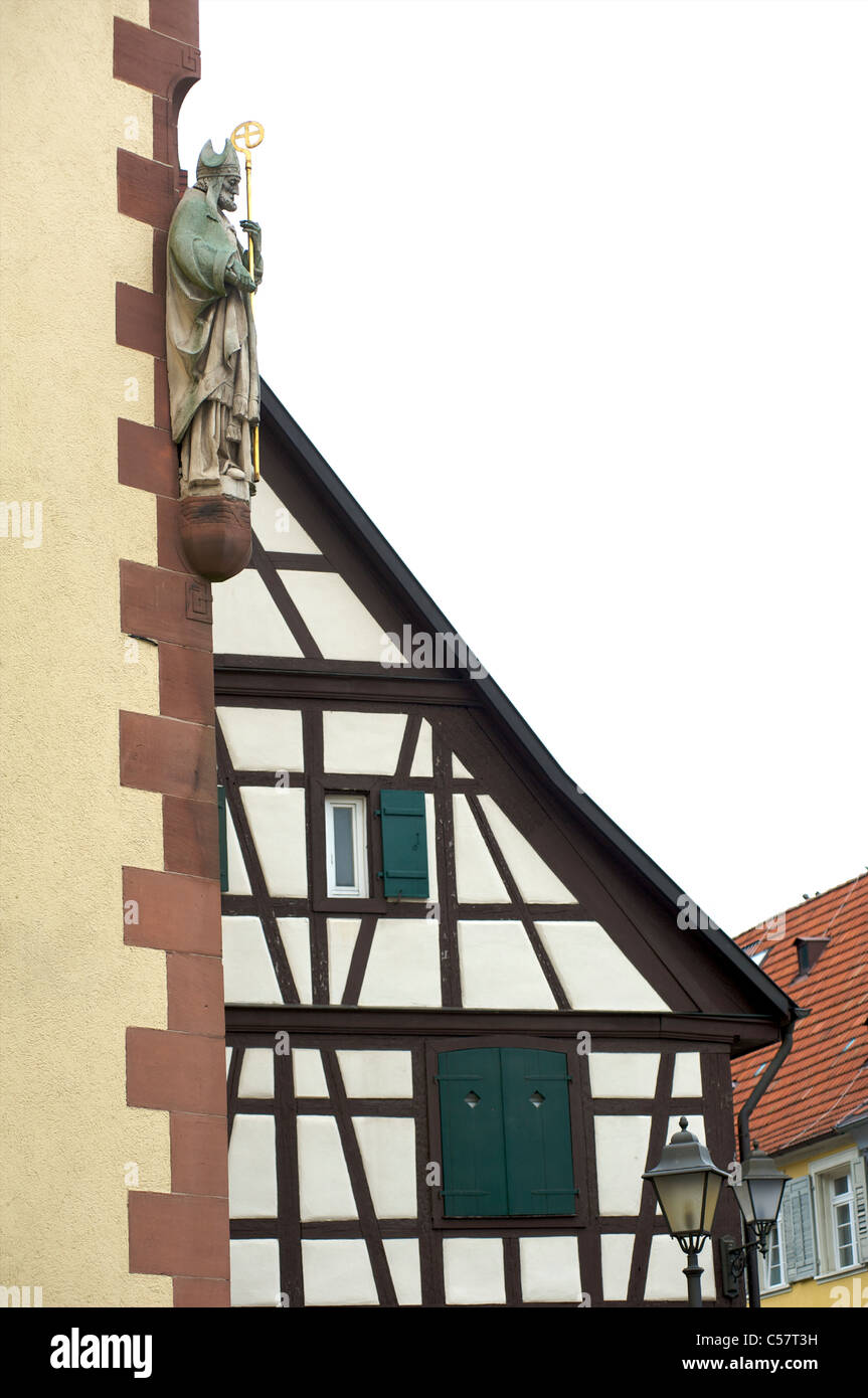 Detalle de una vieja casa y una iglesia con fachwerk en la ciudad de Haslach, Schwarzwald, Baden-Wurttemberg, Alemania Foto de stock