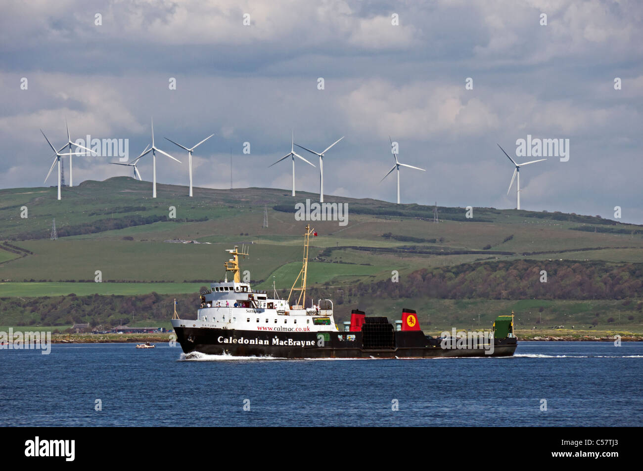 Caledonian Macbrayne ferry de pasajeros y automóviles Saturno en ruta desde Ardrossan en el continente Escocés de Brodick en Arran Foto de stock