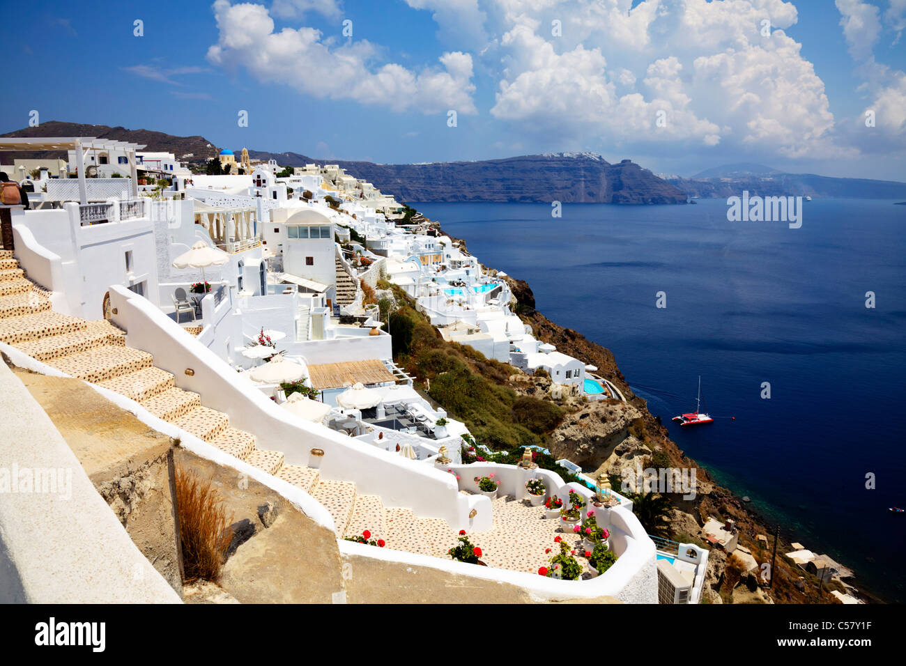 Thira, Santorini, la isla griega, Grecia, iconic vista de Thira town y