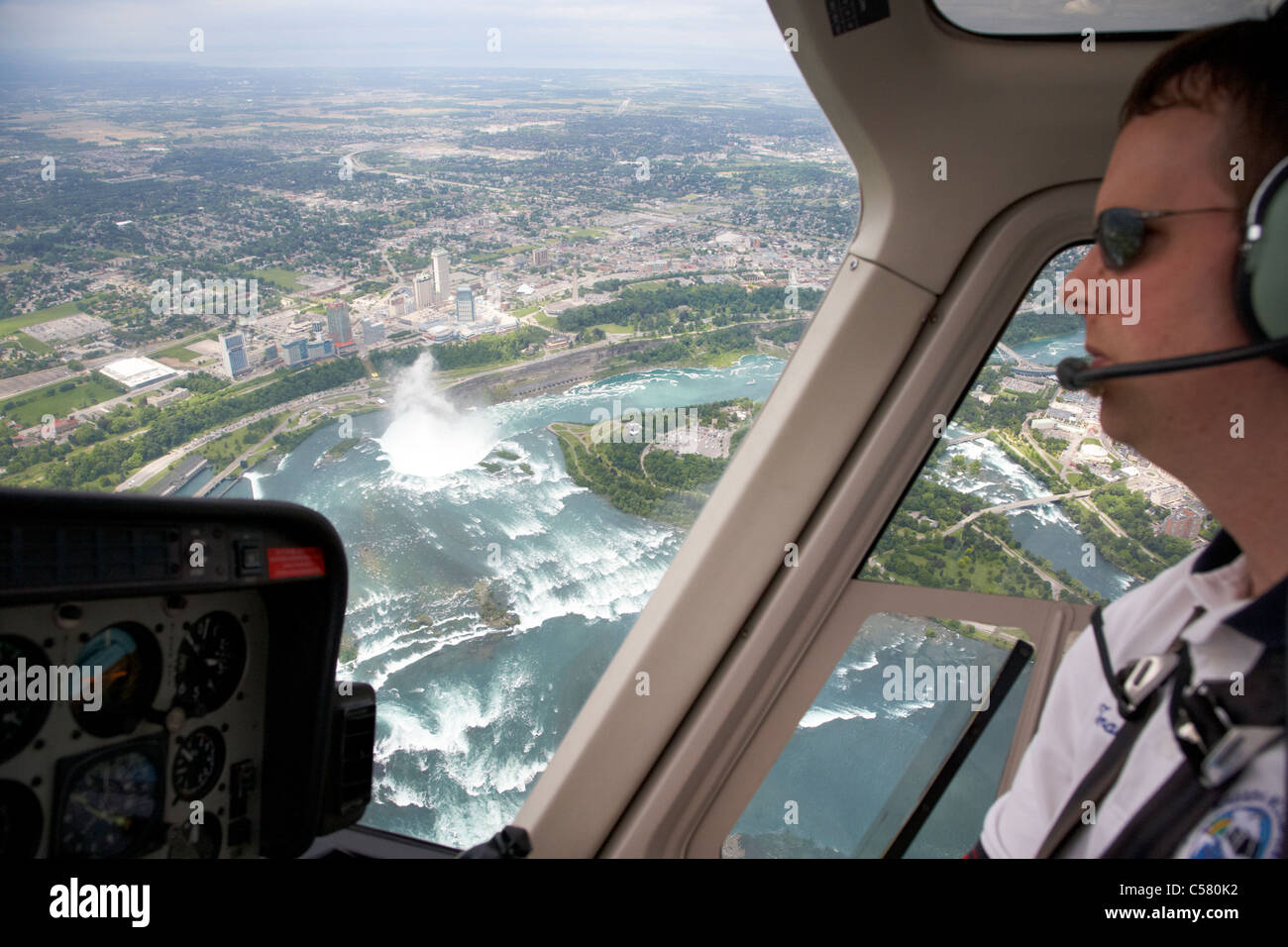 Piloto vuelo en helicóptero sobre las cataratas del Niágara de Ontario Canadá se centran en caídas Foto de stock