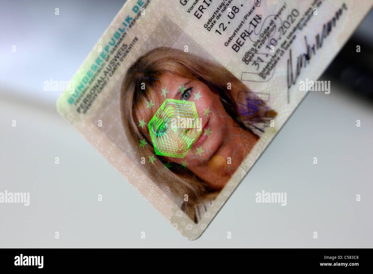 Nueva tarjeta de identificación alemanas. Con imagen holográfica y firmas de seguridad 3-D. Foto de stock