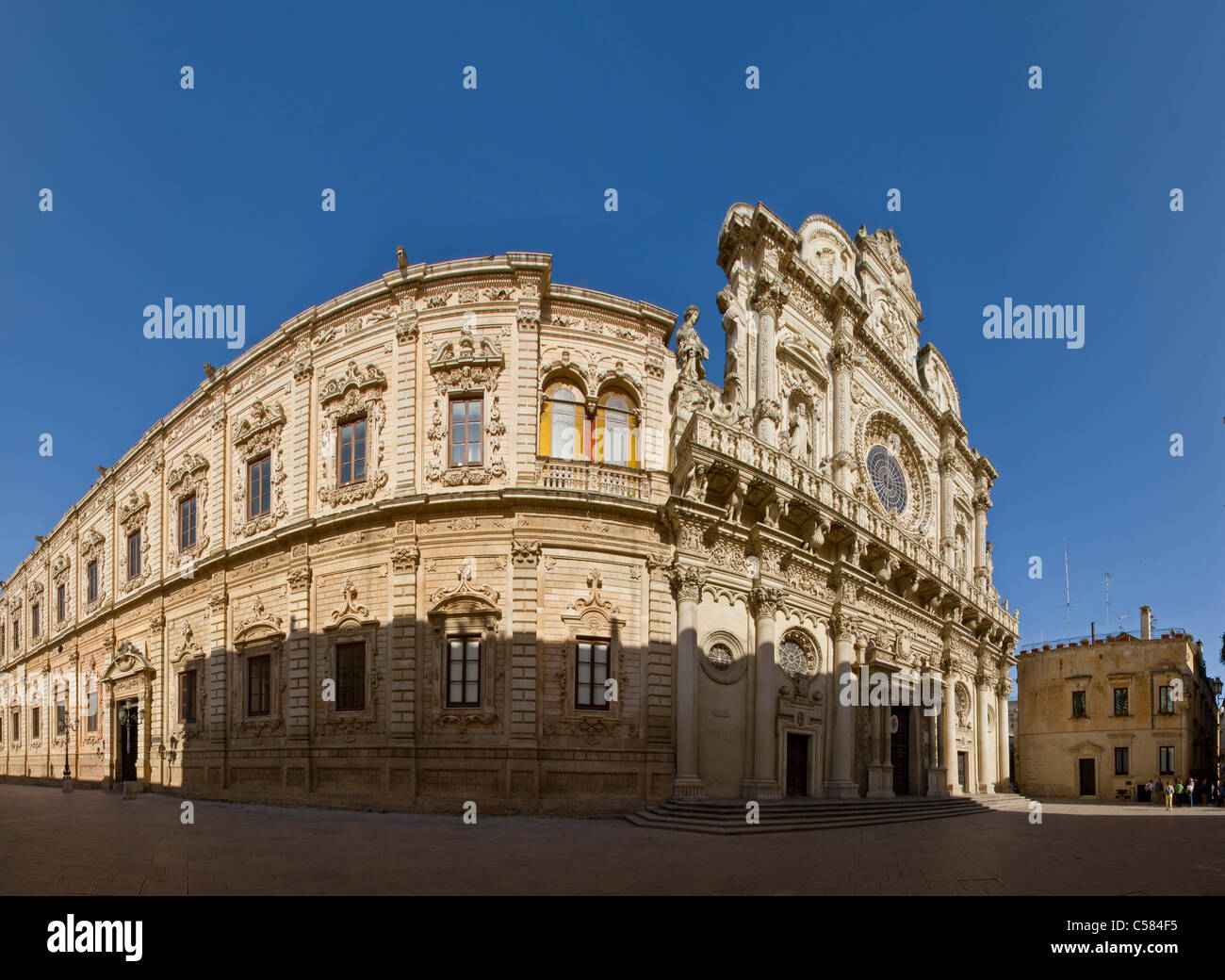 Italia, Europa, la Basílica di Santa Croce, Lecce, en la región de Apulia, la iglesia, el monasterio, el muelle, la gente, Foto de stock