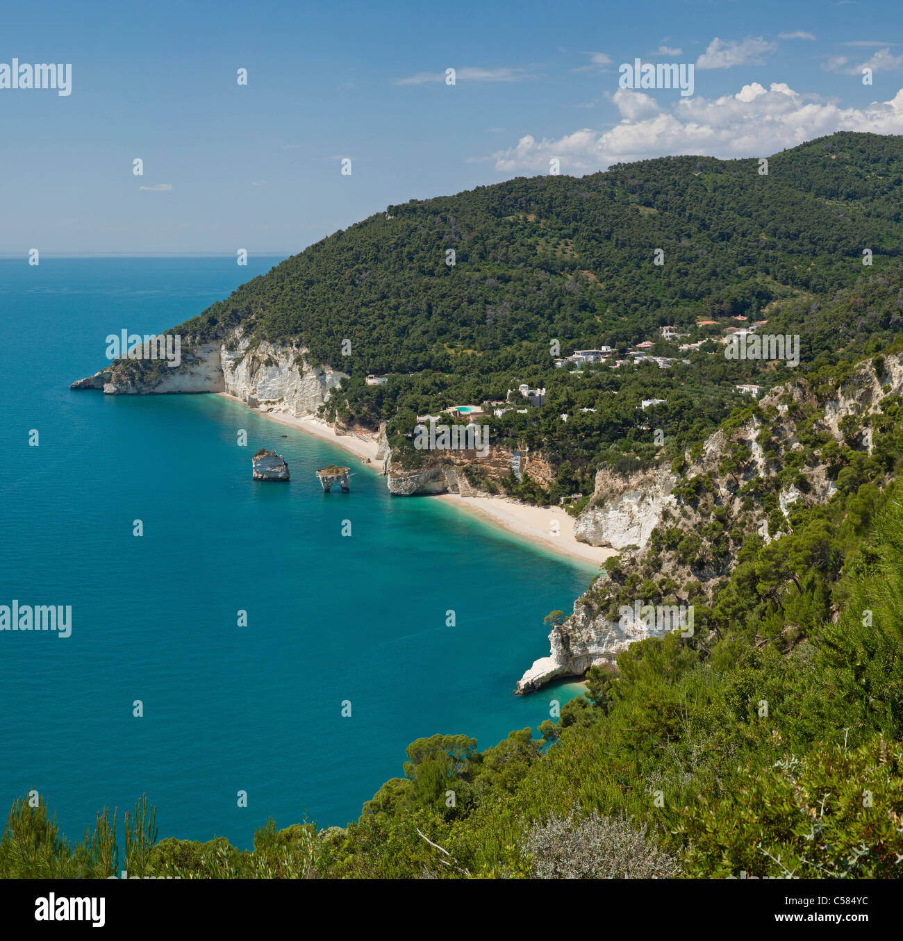 Italia, Europa, Baia della Zagare, Vieste, Gargano, Puglia, paisaje, agua, primavera, montañas, mar, Foto de stock