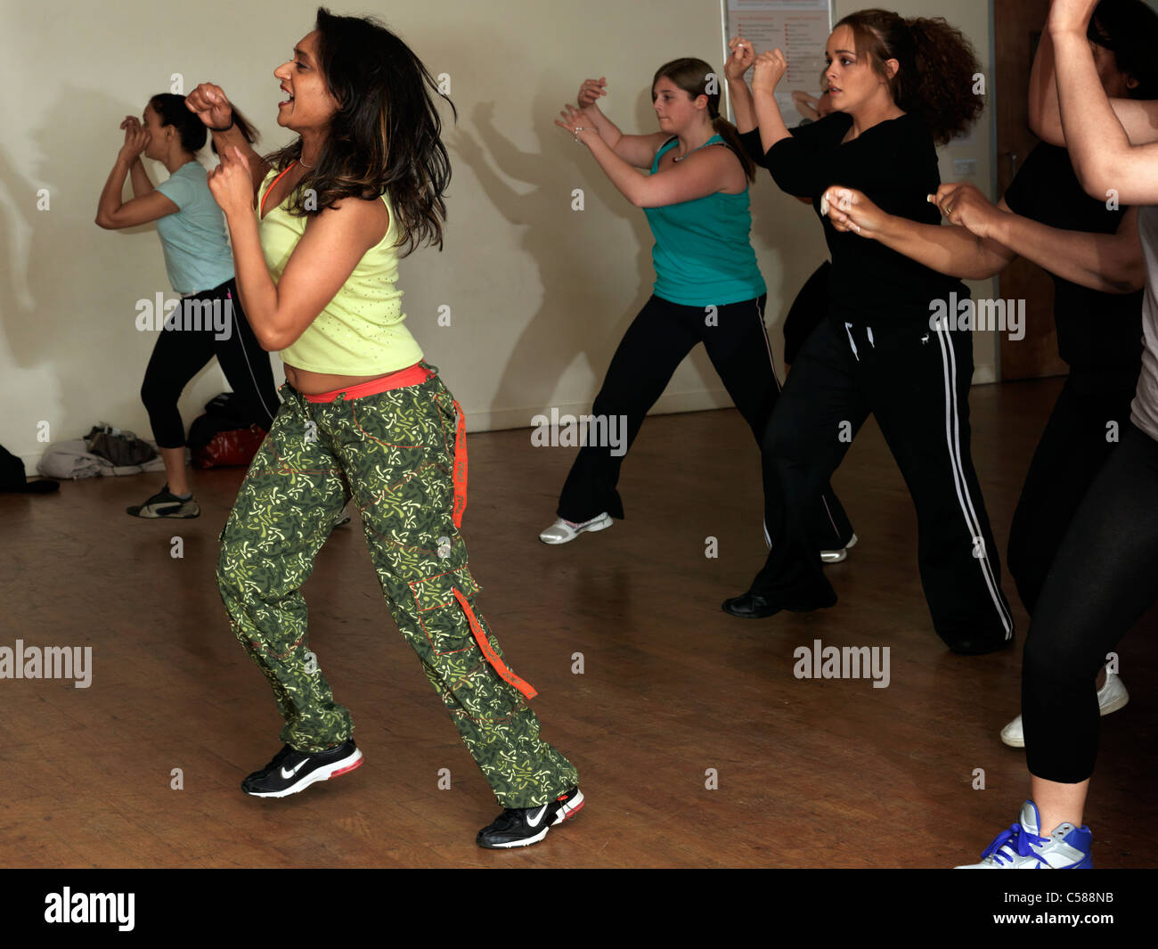 Grupo De Mujeres Jóvenes En Ropa Deportiva En Clase De Baile Fitness De  Zumba Imagen de archivo - Imagen de mudanza, salud: 180577231