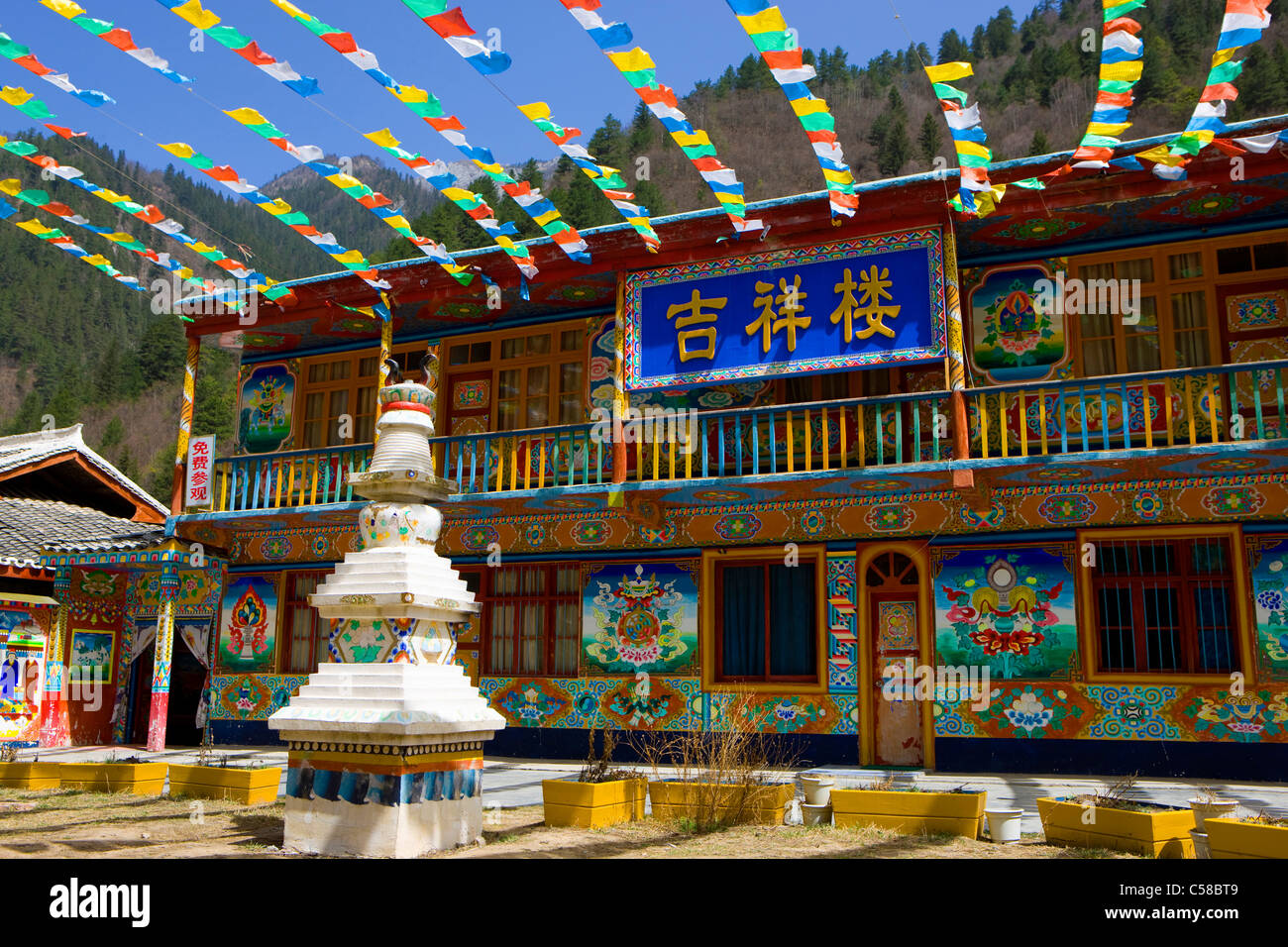 Zechawa Village, China, Asia, pueblo, casa, casa, fachada pintada, condecoraciones, banderas, escritura china, escritura Foto de stock