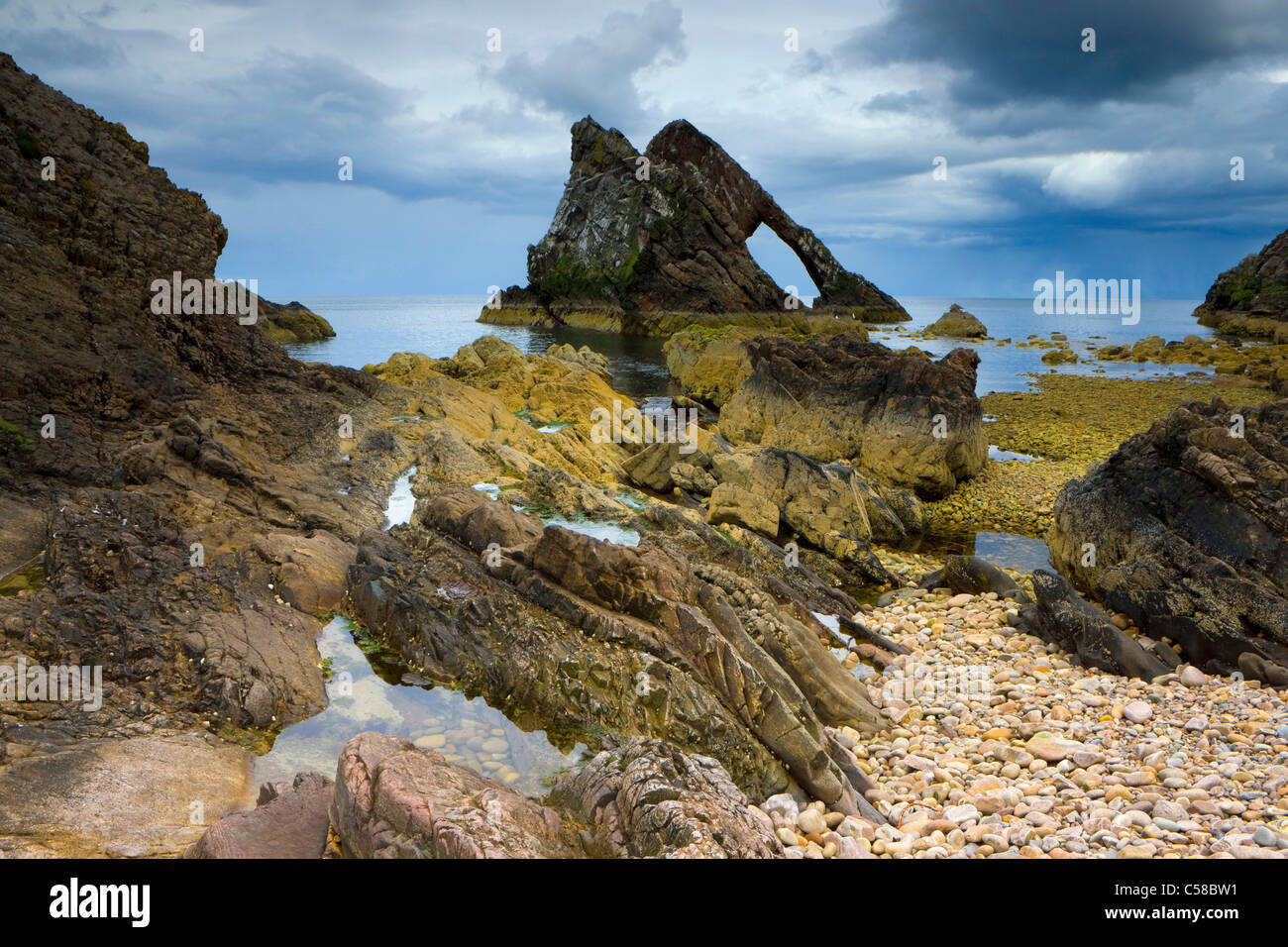 Bow Fiddle rock, falda, Gran Bretaña, Escocia, Europa, el mar, la costa, Cliff Costa, Cliff formas curvas, Cliff, piedras, erosión, TI Foto de stock