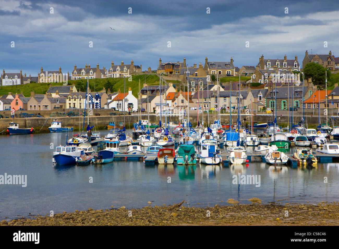 Findochty, Gran Bretaña, Escocia, Europa, el mar, las mareas bajas, ebb, Tide, el puerto, el puerto, los barcos, veleros, barcos de pesca, vill Foto de stock