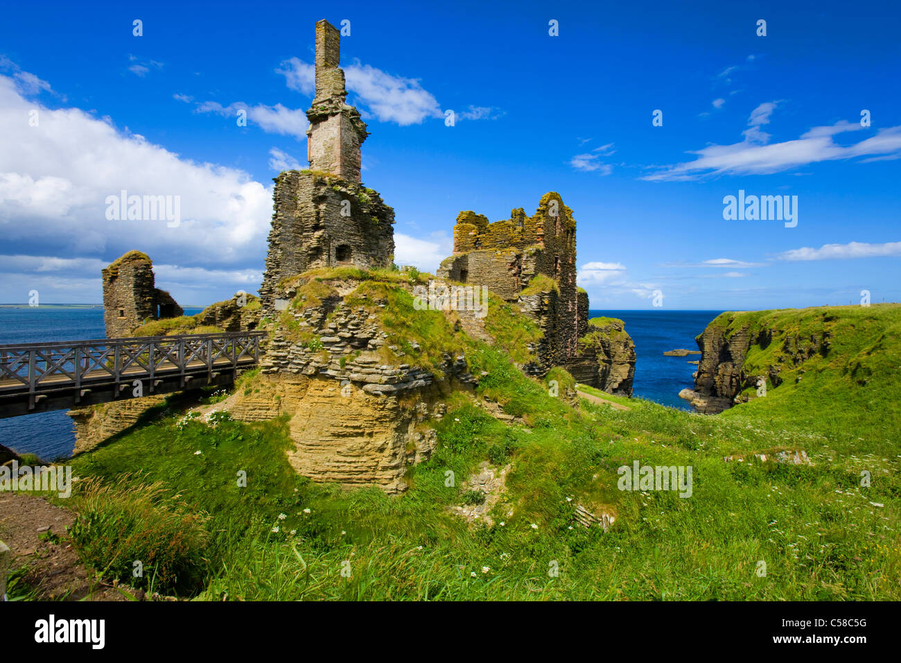 Y Girnigoe Sinclair castillos, Gran Bretaña, Escocia, Europa, el mar, la costa, castillo, puente ruinas. Foto de stock
