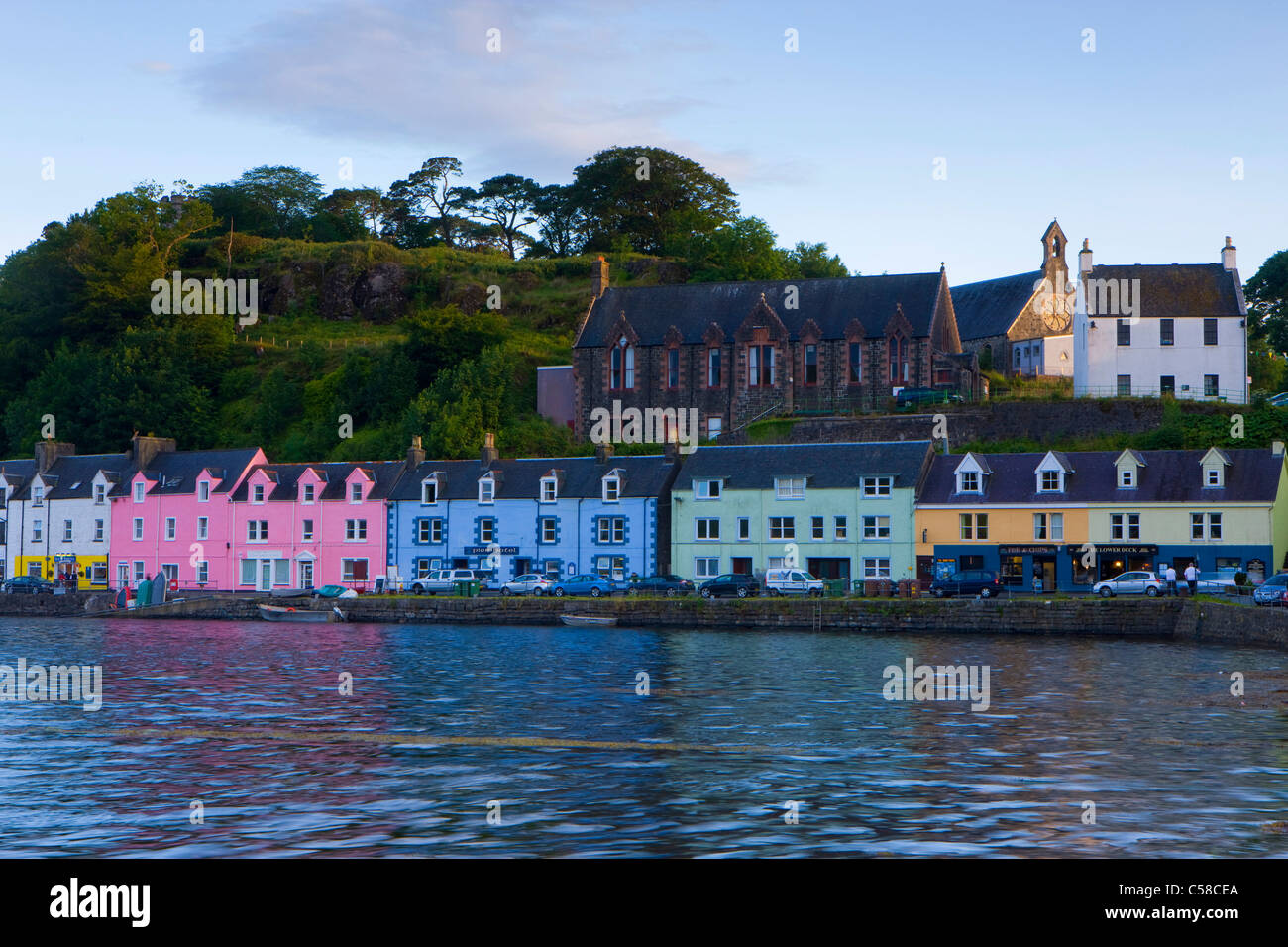 Portree, Gran Bretaña, Escocia, Europa, Isla, Isla Skye, el mar, la costa, pueblo, ciudad, Puerto, Puerto, casas, casas de colores, el anochecer Foto de stock