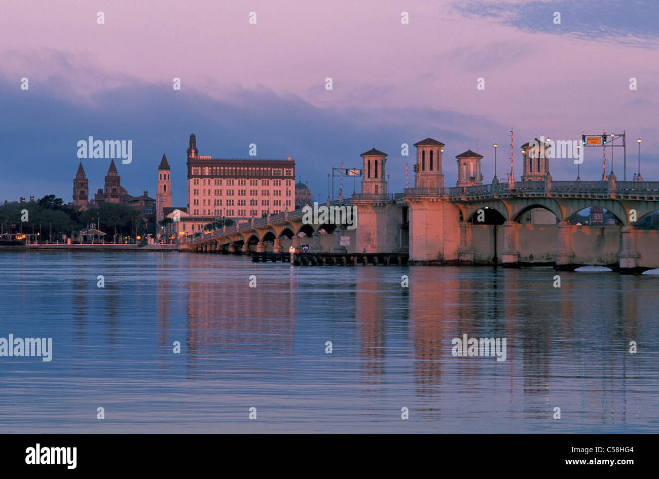 San Agustín, Florida, Estados Unidos, Estados Unidos, América, puente, agua, por la noche, los edificios Foto de stock