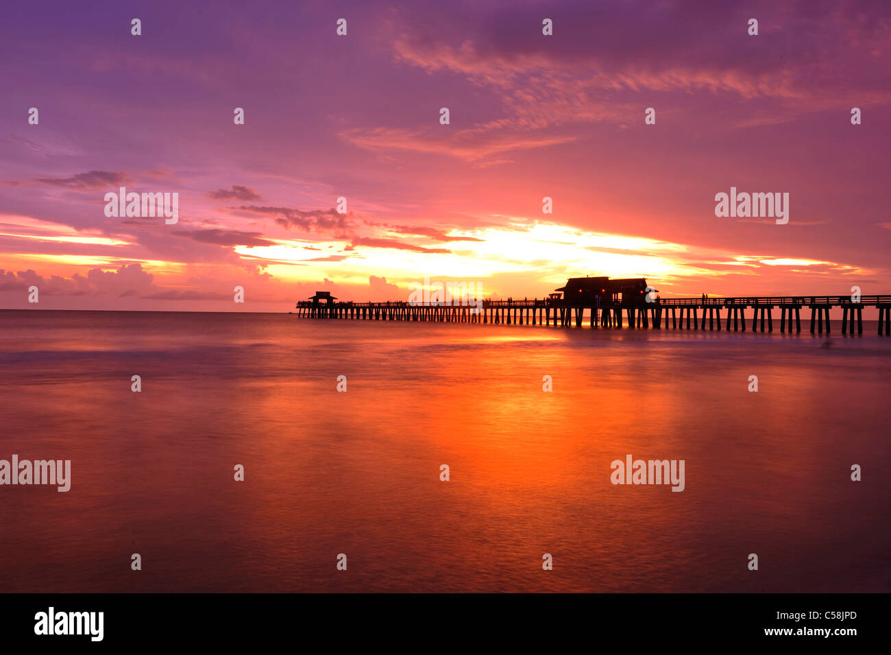 Sunset, muelle de Nápoles, el Golfo de México, Naples, Florida, EE.UU., Estados Unidos de América, el muelle, el mar, el agua Foto de stock