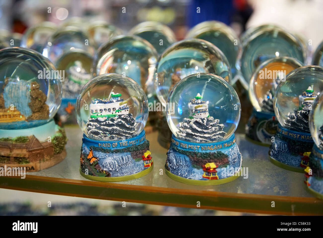 Armonioso Corresponsal Hecho un desastre Maid of the Mist snowglobe recuerdos en la tienda de regalos Niagara Falls, Ontario, Canadá Fotografía de stock - Alamy Armonioso Corresponsal Hecho un desastre Maid of the Mist snowglobe recuerdos en la tienda de regalos Niagara Falls, Ontario, Canadá Fotografía de stock - Alamy