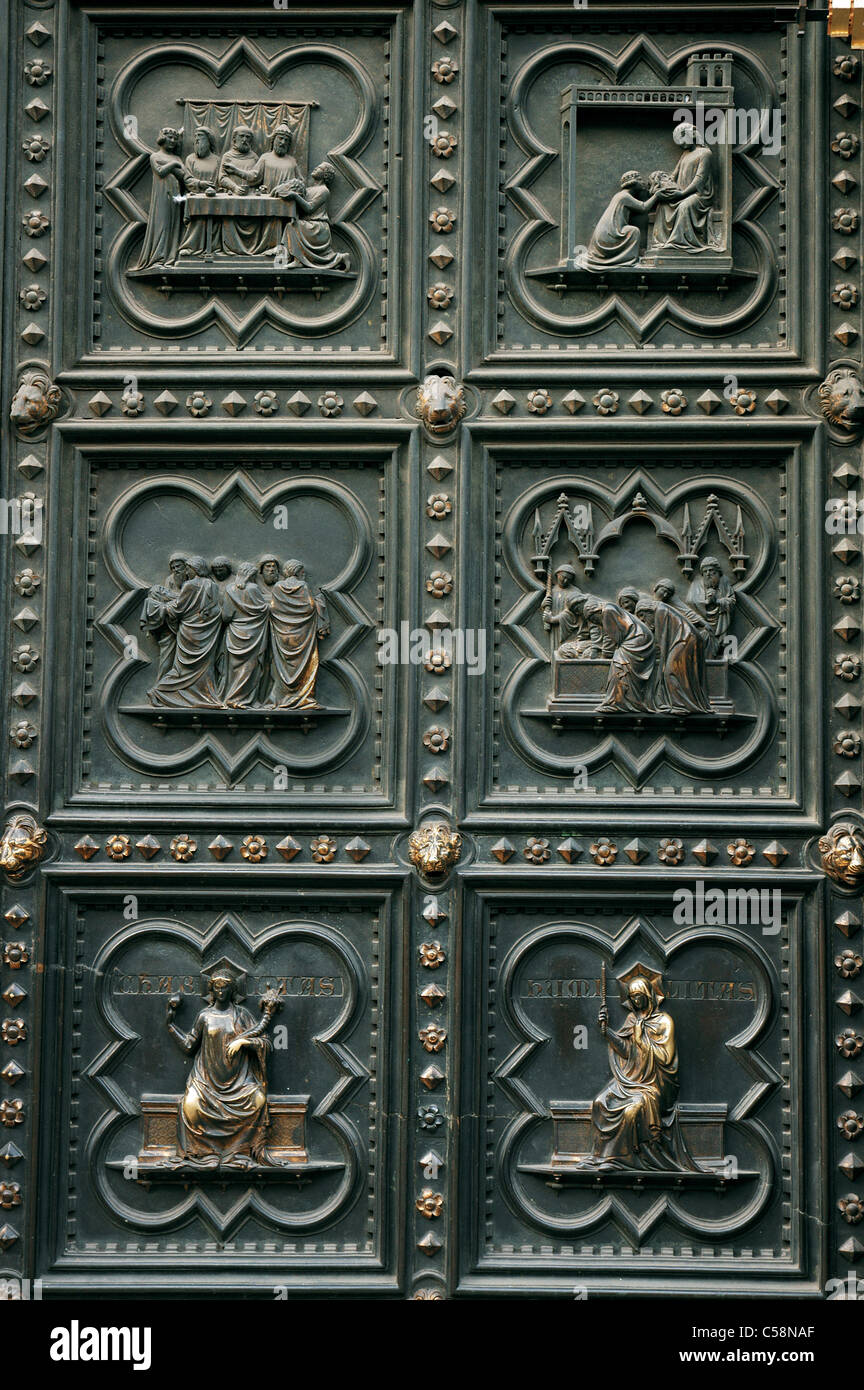 Puerta Sur del Baptisterio de Andrea Pisano que representan la vida de San  Juan Bautista. Italia. Florencia Fotografía de stock - Alamy