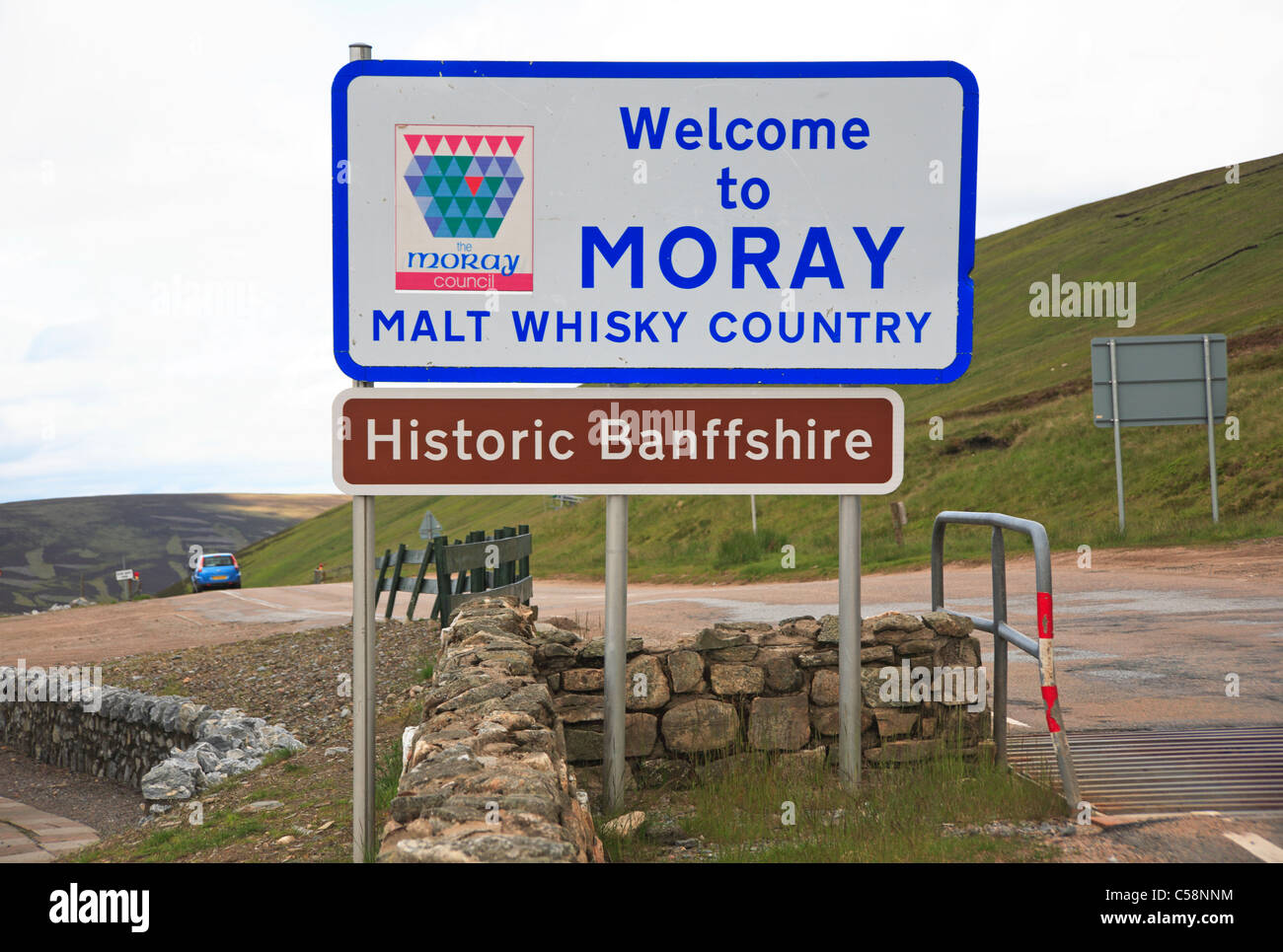 Un cartel en la A939, Carretera Lecht indicando el límite entre el condado de Moray y Aberdeenshire, Escocia, Reino Unido. Foto de stock
