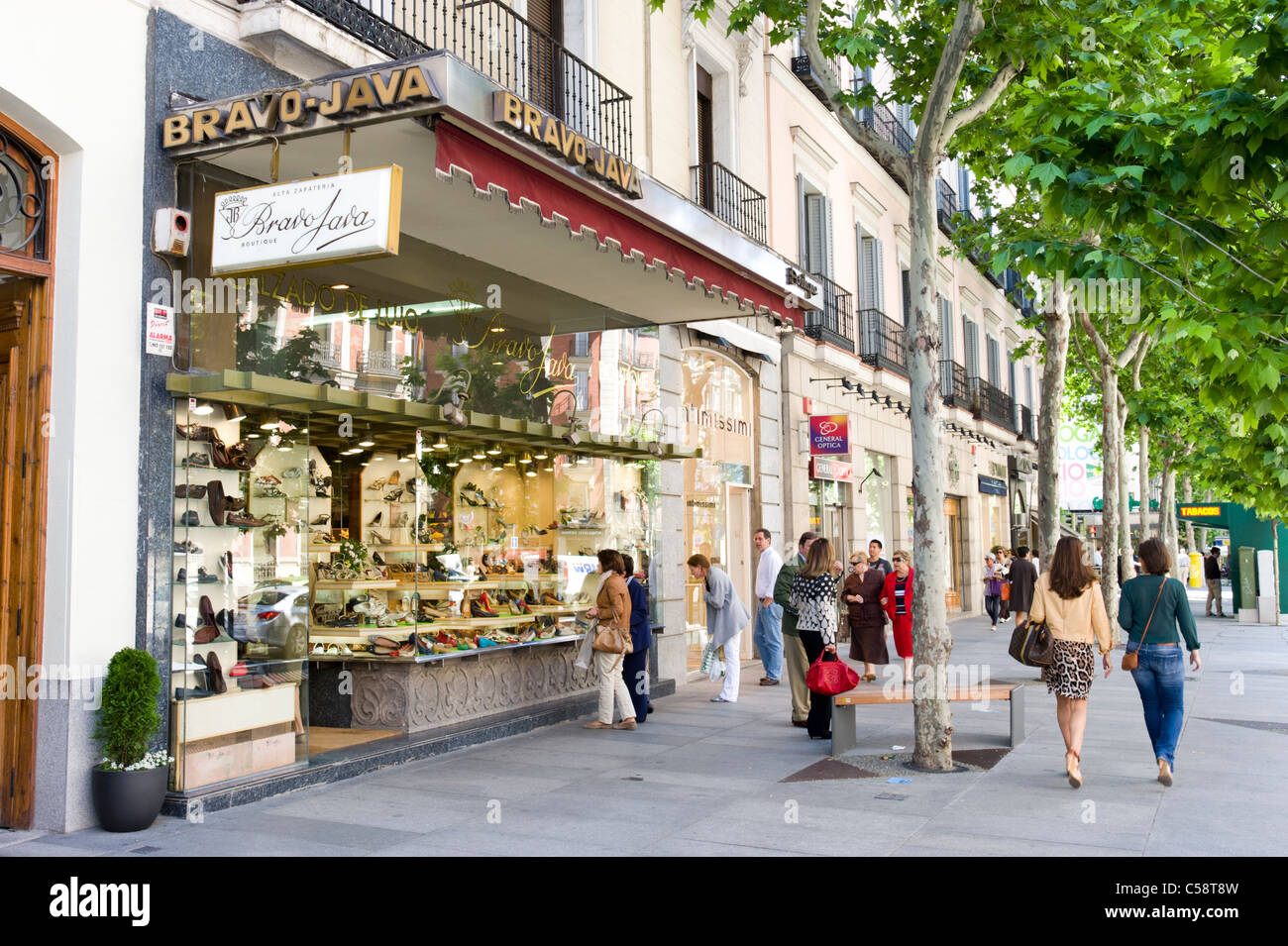 Compras en la Calle de Serrano, en el barrio de Salamanca Compras en la Calle de Serrano, en el barrio de Salamanca
