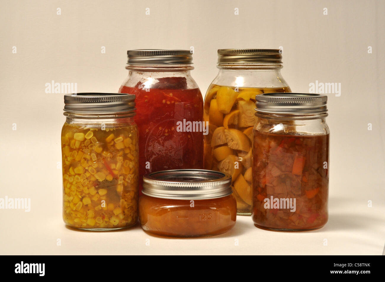 Una colección de 5 diferentes alimentos enlatados en casa Foto de stock
