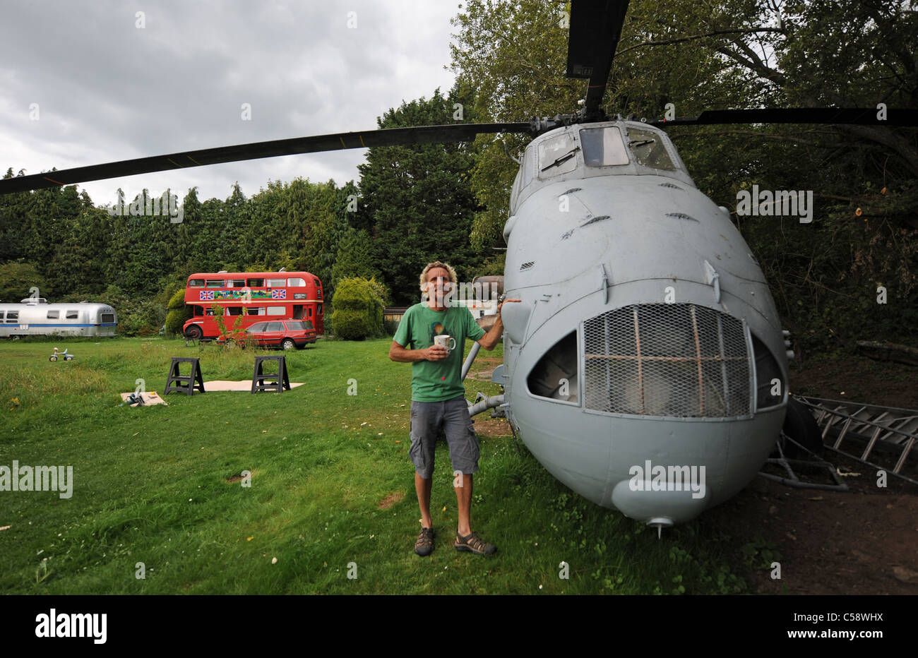 Tim Johnson Westland compraron un viejo helicóptero de búsqueda y rescate que se está convirtiendo en una casa de vacaciones para alquilar en su Blackberry madera camping Foto de stock