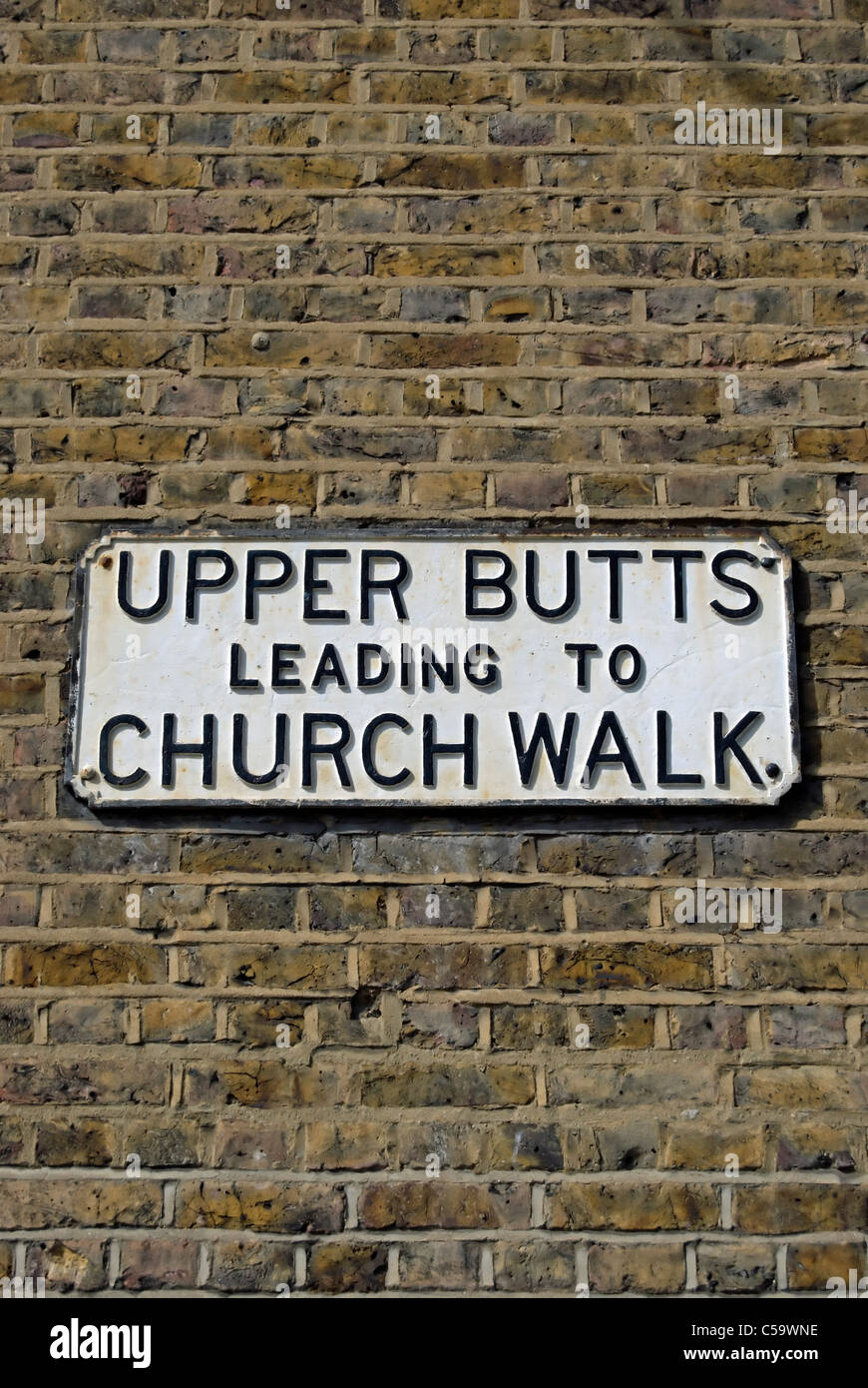 Colillas superior que conduce a la iglesia, el nombre de la calle a pie firme en las culatas, Brentford, Londres, Inglaterra Foto de stock