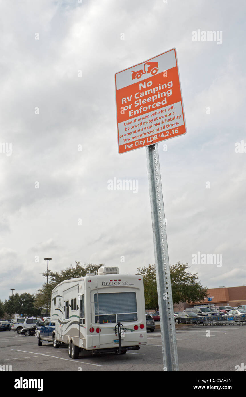 Firmar prohibir RV camping en Wal Mart parking Foto de stock