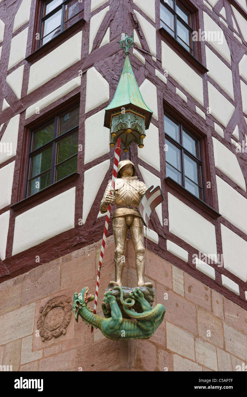Saint George derrotando gragon escultura en casa de Pilato (Pilatushaus) Nurnberg Foto de stock