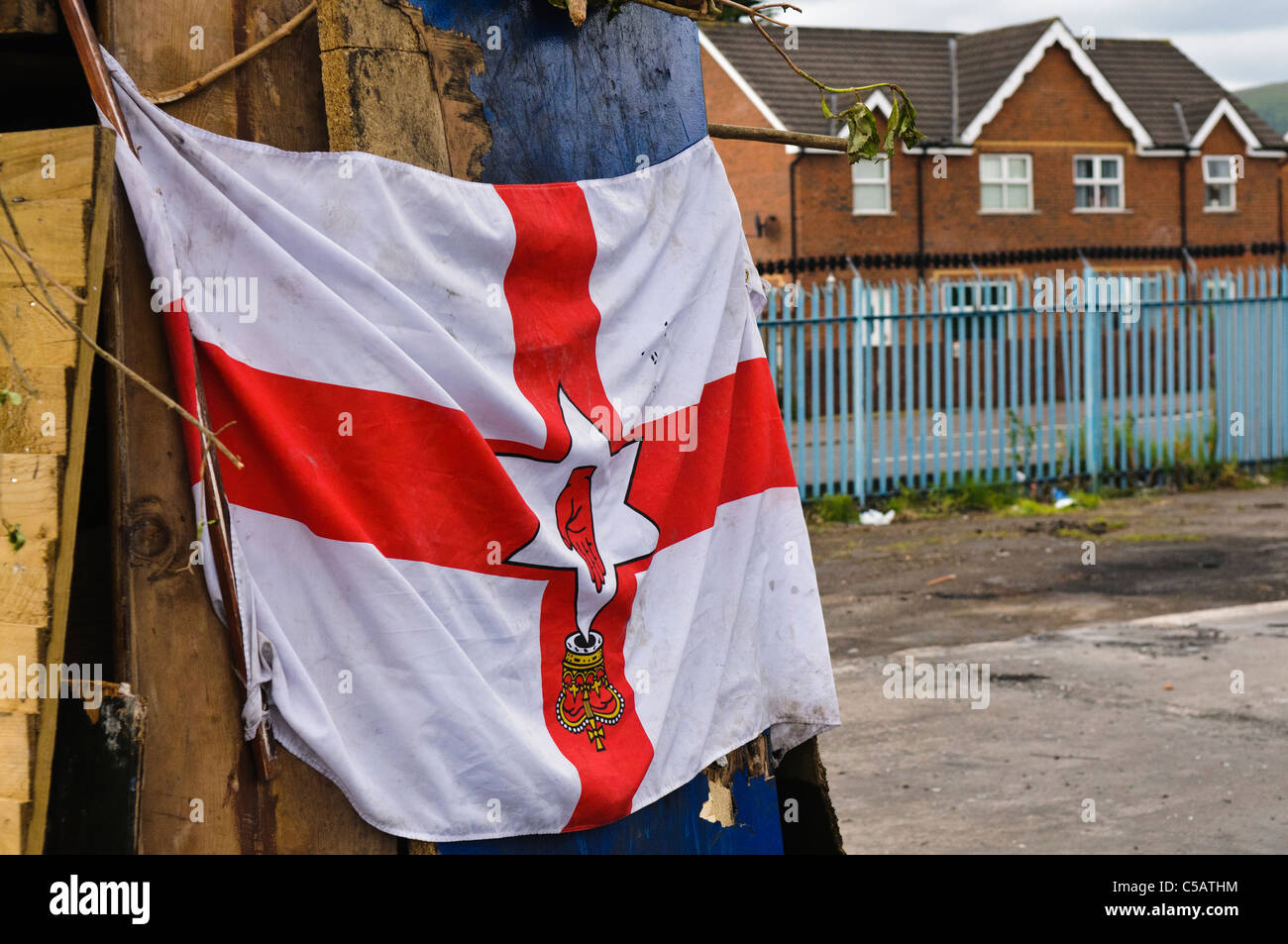 Ulster bandera en una fogata sitio, colgado boca abajo por los protestantes, un signo de falta de respeto. Foto de stock