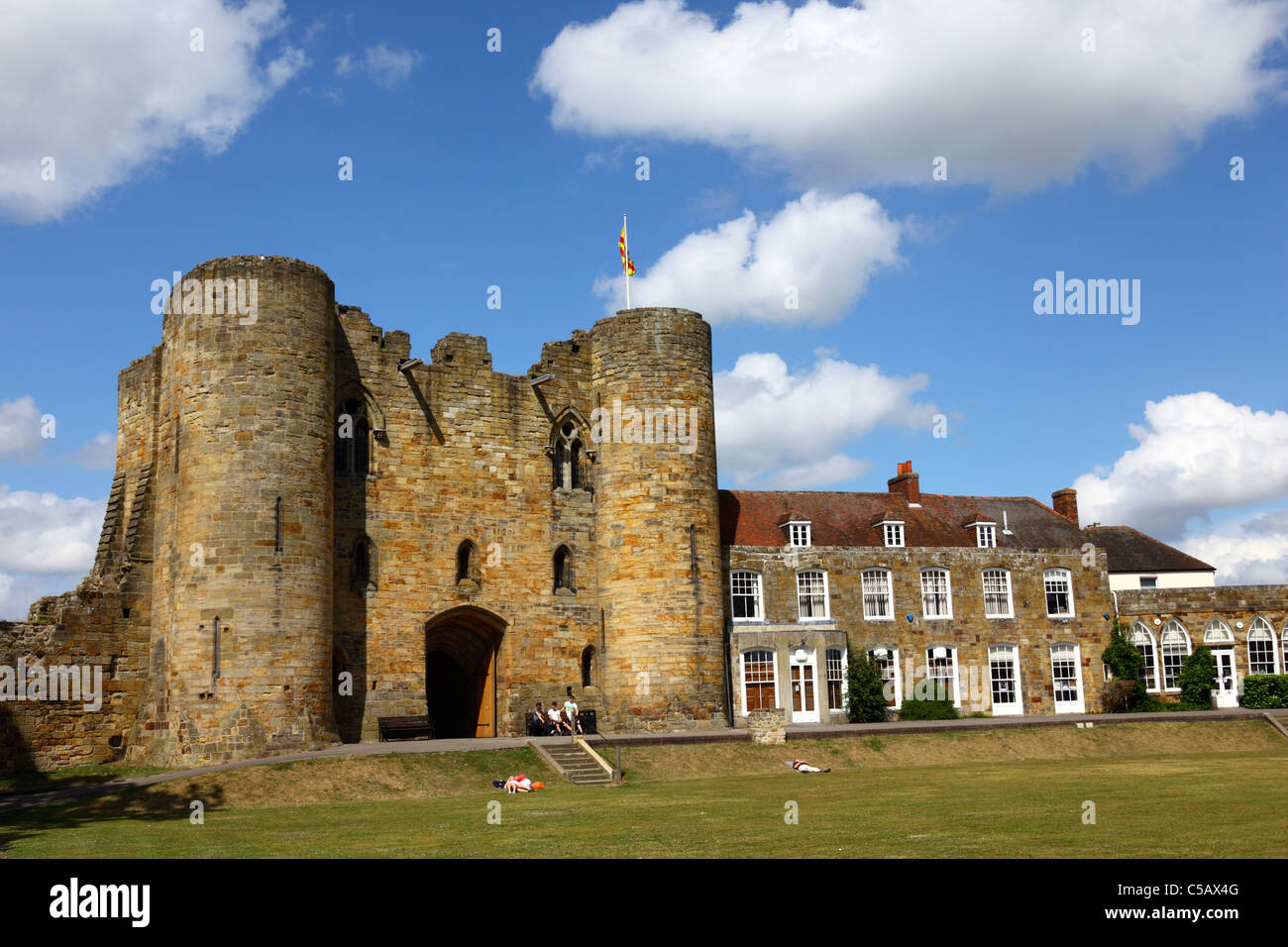 Casa principal de dos torres del castillo de Tonbridge y mansión, Tonbridge, Kent, Inglaterra Foto de stock