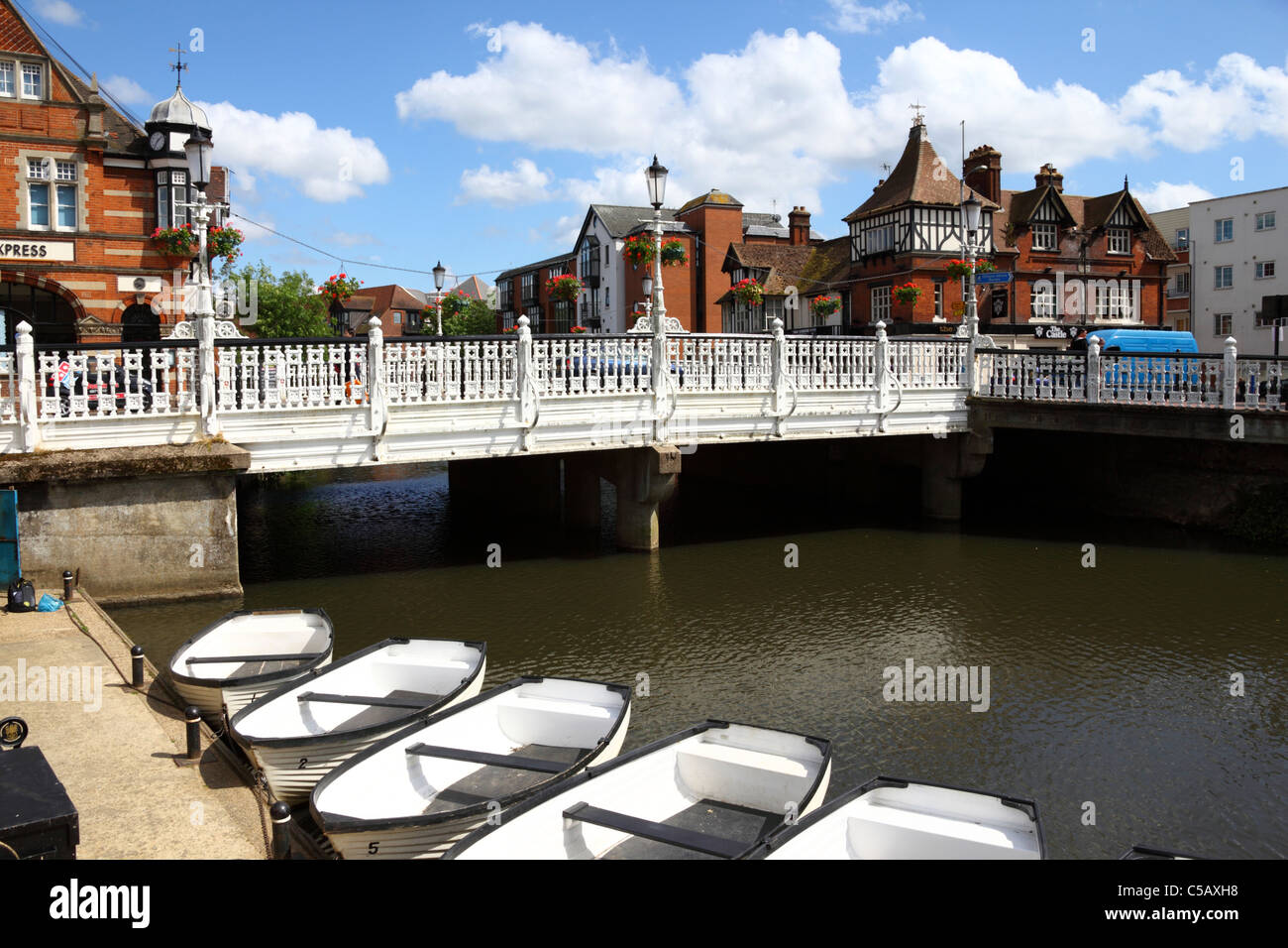 Puente llevando High Street sobre el río Medway, Castle Inn está a la derecha, Tonbridge, Kent, Inglaterra Foto de stock