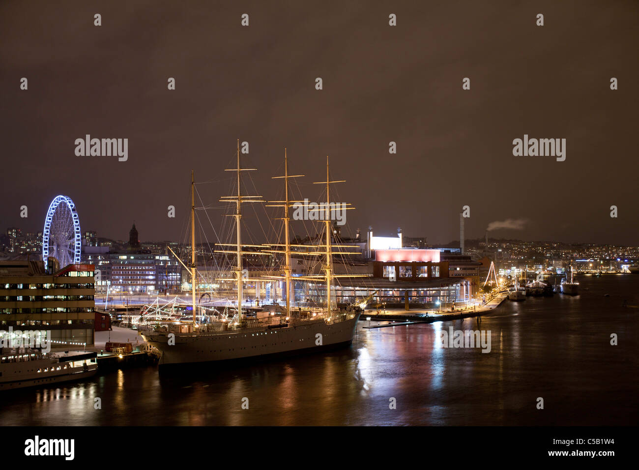 El paisaje urbano de Gotemburgo con gota río en primer plano en la noche, Suecia Foto de stock