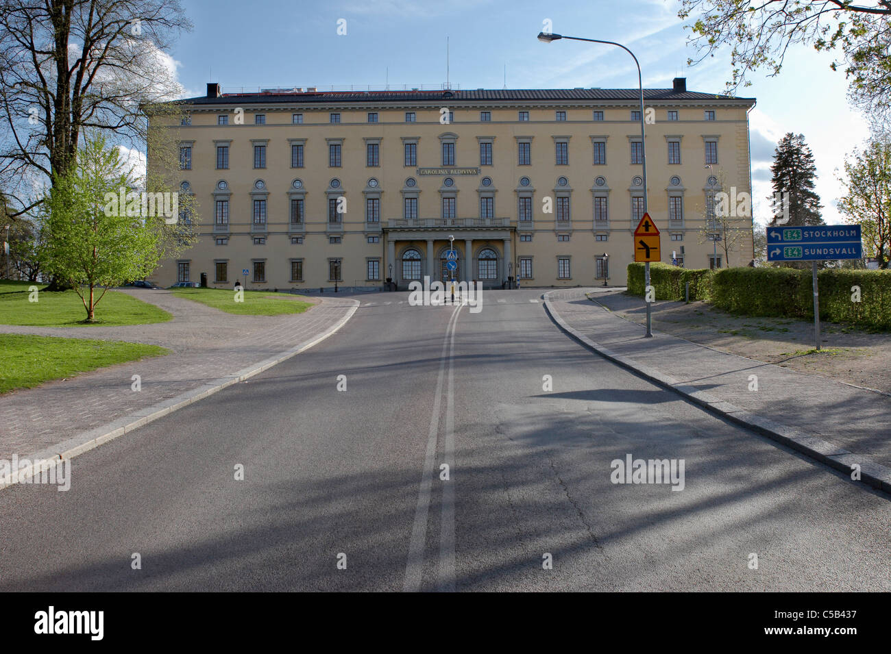 Vacía la carretera que conduce a Carolina Rediviva en Uppsala, Suecia Foto de stock