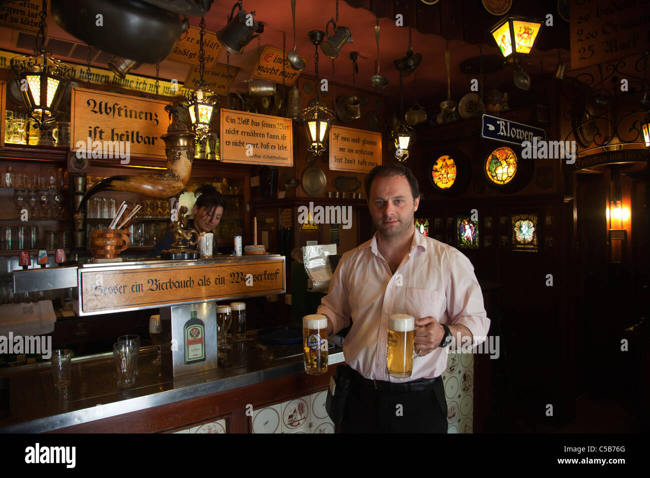 Frankfurt alemán camarero con dos cervezas en el bar de cerveza histórico icónico kneipe Ayuntamiento Rathausplatz Foto de stock