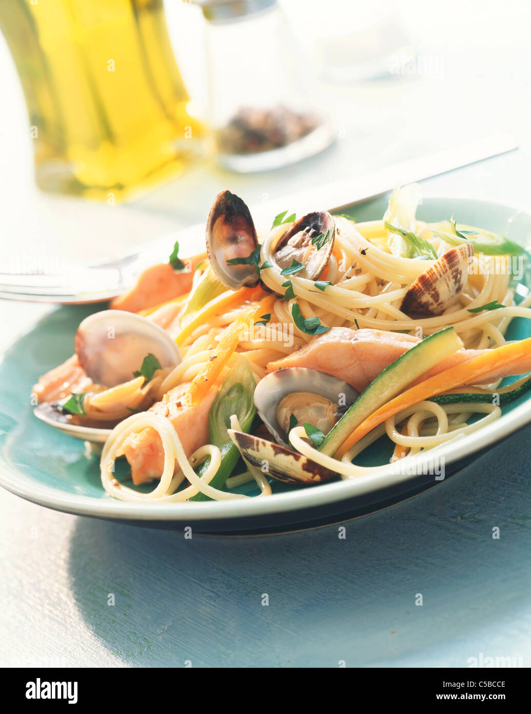 - Salmón vegetal espaguetis con clamshell Foto de stock